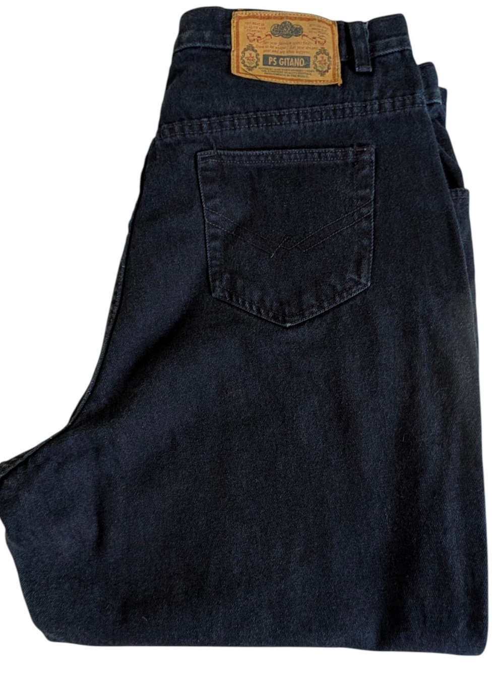 Gitano men's 5-pocket denim jeans features a classic regular straight-leg silhou